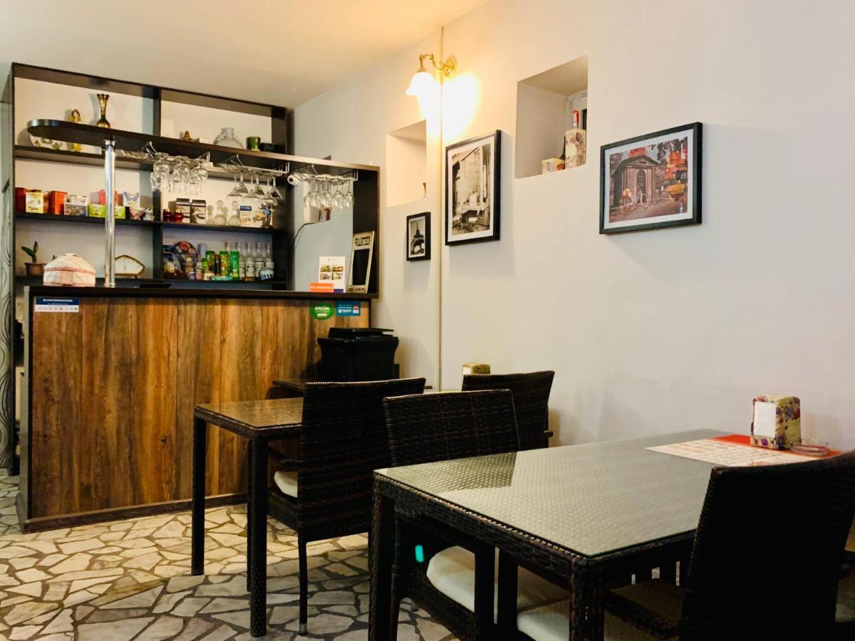 מלון בישקק Astoria Garden מראה חיצוני תמונה
