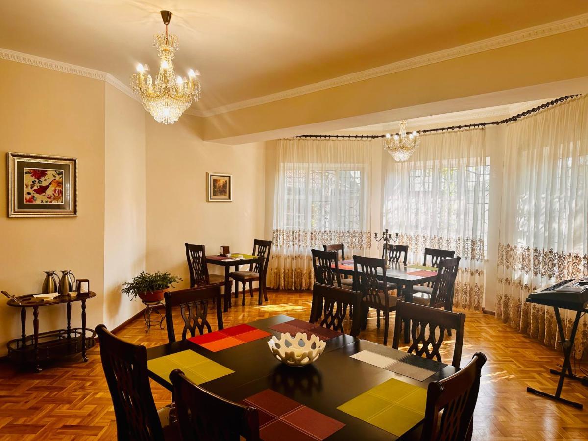 מלון בישקק Astoria Garden מראה חיצוני תמונה