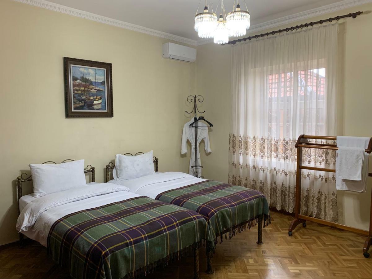 מלון בישקק Astoria Garden מראה חיצוני תמונה